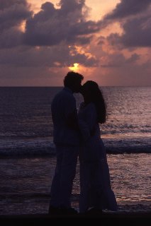 innamorati abbracciati al mare