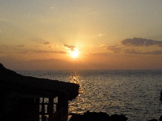 due cuori e una capanna sul mare al tramonto
