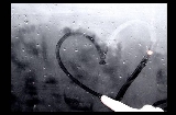 cuore su finestrino appannato