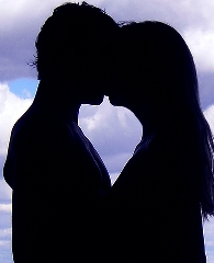 bacio tra innamorati che formano cuore