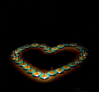 candele che formano un cuore