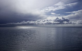 cielo nuvoloso sopra al mare