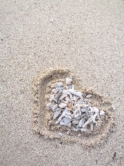 cuore disegnato sulla spiaggia