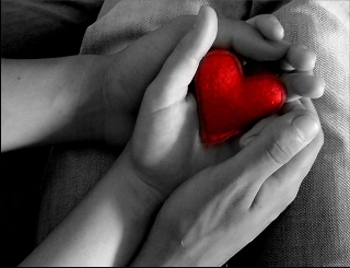 cuore rosso tra le mani