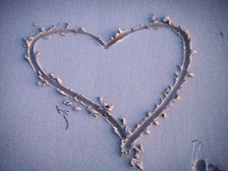 cuore su spiaggia bianca