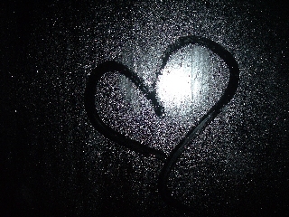 cuore su vetro appannato controluce