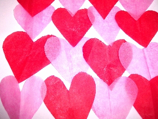 cuori di carta rossi e rosa