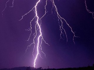 fulmine notturno che rende il cielo viola