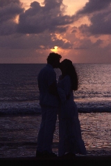 innamorati che si baciano al tramonto