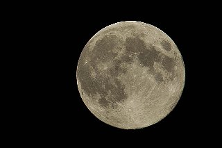 luna piena ben visibile nella sua interezza