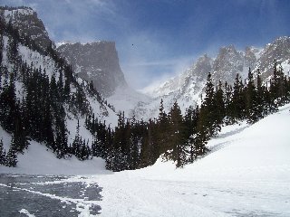 neve sulle montagne con alberi