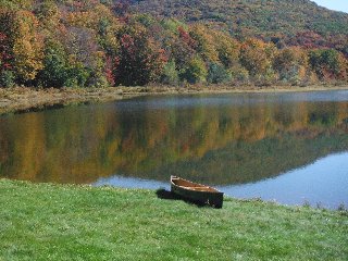 splendido paesaggio pittoresco con lago