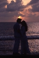 innamorati che si baciano al tramonto