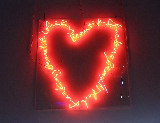 insegna con scritte luminose disposte a cuore